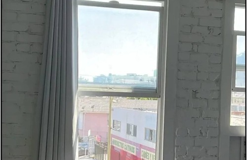 Westlake Apartment | DTLA Escape Pad: Traveler's Oasis