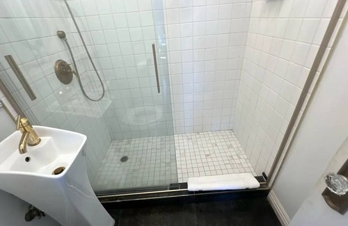 Westlake Apartment | DTLA Escape Pad: Traveler's Oasis