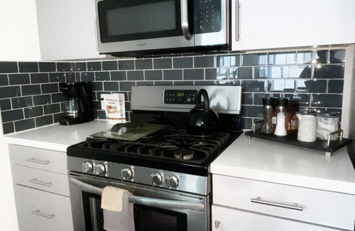 Palms Apartment | DTLA Luxury Condo with Pool, Gym, Work Pods & Conference Room
