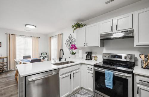 Downtown Apartment | DTPrivacy*KidsFriendly*PetFriendly*300M*Walkable