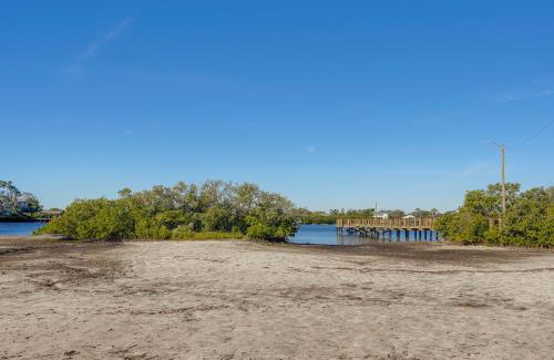 Palm Harbor Apartment | Dtwn Palm Harbor Condo Walk to Water!