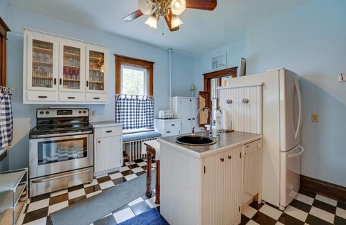 Manistee House | Dtwn Victorian Home - 1 Mi to Lake Michigan Beach!