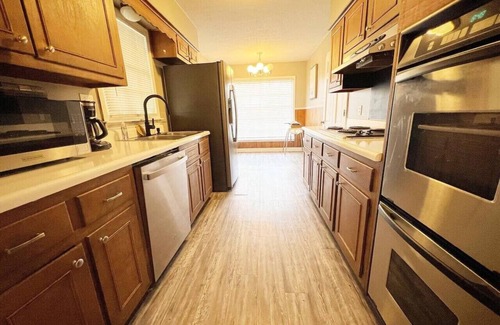 East Memphis House | Dual 9BR Memphis Getaway+Games+Backyard+PrimeLoc