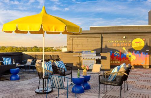 Historic Edgefield House | Dual Bachelor Pads w Rooftop Lounge Games Sleeps 26 5 Min to Broadway