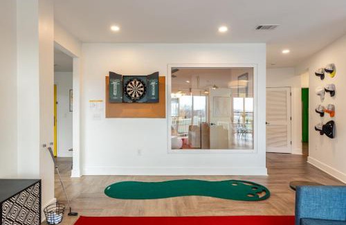 Historic Edgefield House | Dual Bachelor Pads w Rooftop Lounge Games Sleeps 26 5 Min to Broadway