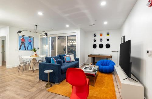Historic Edgefield House | Dual Bachelor Pads w Rooftop Lounge Games Sleeps 26 5 Min to Broadway