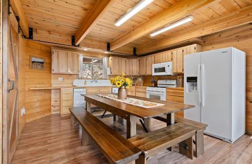 Meadow View Heights House | Duck Creek Cabin- Fireplace, Ping Pong and Views