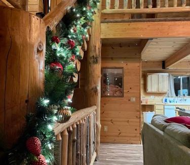 Meadow View Heights House | Duck Creek Cabin- Fireplace, Ping Pong and Views