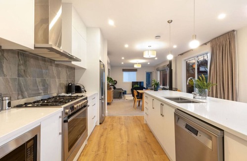 Arrowtown Cottage | Duff's Cottage-fabulous location-comfort +style