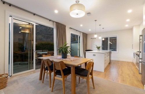 Arrowtown Cottage | Duff's Cottage-fabulous location-comfort +style