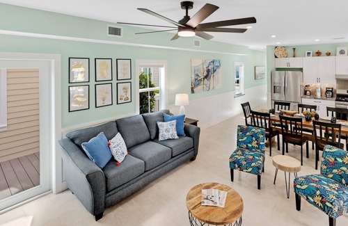 Uptown - Upper Duval House | *DUKE OF CATHERINE @ DUVAL* Brand New Home & Hot Tub + LAST KEY SERVICES…