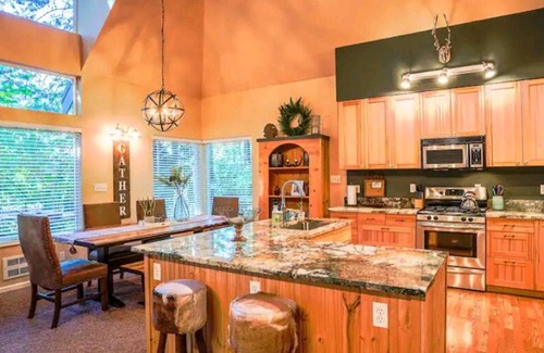 Packwood House | Duke's Chalet Custom Built Oasis in Goat Rocks- pet friendly
