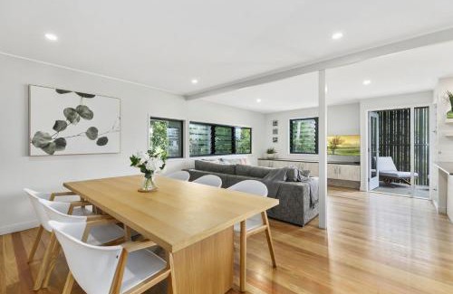 Sunshine Beach House | Duke St Convenience at your doorstep Beach living in the heart of the village close to cafes Ocean glimpse