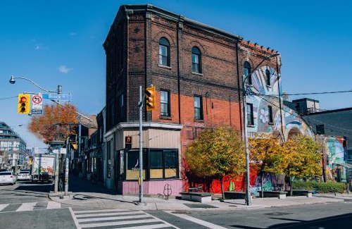 Brockton Village Hotel | Dundas and Brock Suitel