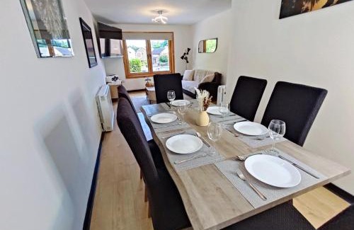 Glenisla House | Dundee Beach Villa with Free Parking