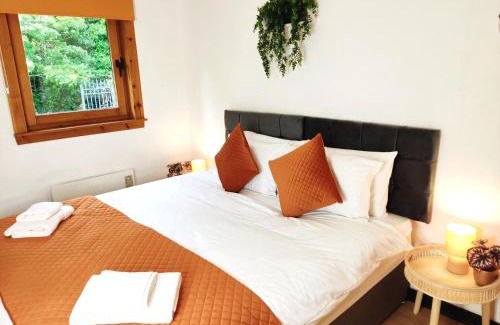 Glenisla House | Dundee Beach Villa with Free Parking