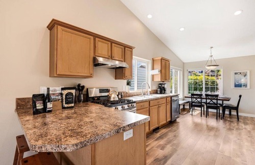 Dundee House | Dundee Hillside Retreat ~ Central Family & Dog Friendly Home!