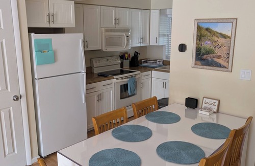 South Rehoboth House | "Dune Blossom" Townhouse w/pool - 3 blocks to beach - linens/pillows included