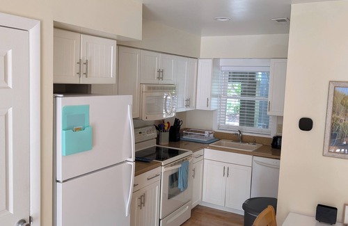South Rehoboth House | "Dune Blossom" Townhouse w/pool - 3 blocks to beach - linens/pillows included