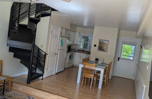 South Rehoboth House | "Dune Blossom" Townhouse w/pool - 3 blocks to beach - linens/pillows included