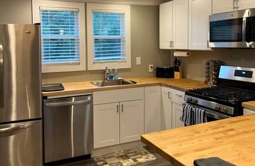 Dunean House | Dunean Mill Art Home 7 minutes to popular Downtown Greenville & Falls Park area.