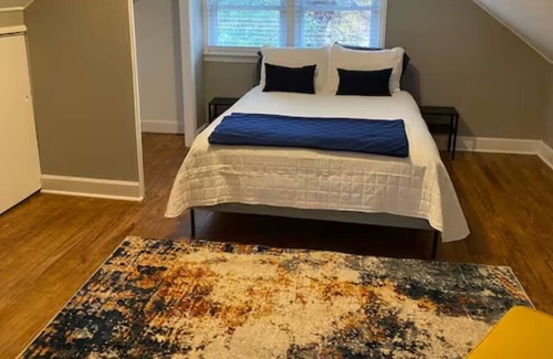 Dunean House | Dunean Mill Art Home 7 minutes to popular Downtown Greenville & Falls Park area.