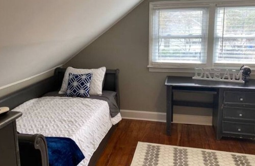 Dunean House | Dunean Mill Art Home 7 minutes to popular Downtown Greenville & Falls Park area.
