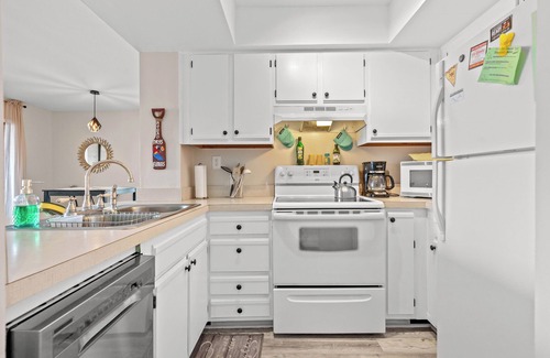 The Dunes Condo | Dunes Pointe 21F-Shore Drive-Pool & Hot Tub