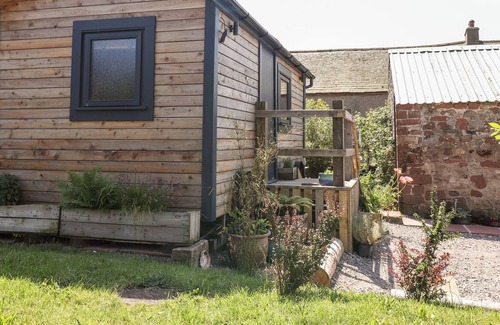 Knock Cottage | DUNFELL SHEPHERD'S HUT, pet friendly in Appleby-In-Westmorland