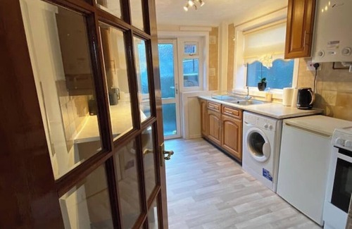 Dunfermline House | Dunfermline, 2 bedroom home with on-street parkingnn
