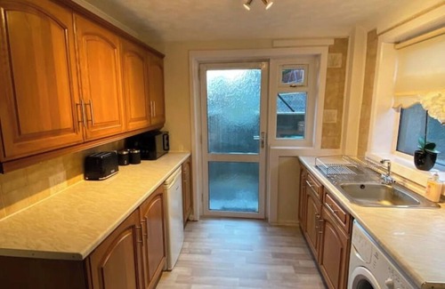 Dunfermline House | Dunfermline, 2 bedroom home with on-street parkingnn