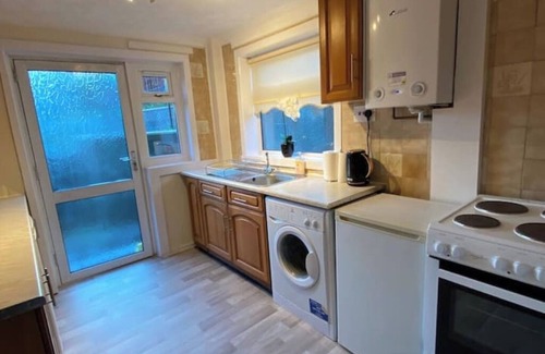 Dunfermline House | Dunfermline, 2 bedroom home with on-street parkingnn