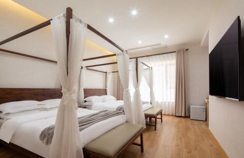 Mingsha Mountain and Crescent Spring Hotel | Dunhuang County Posthouse