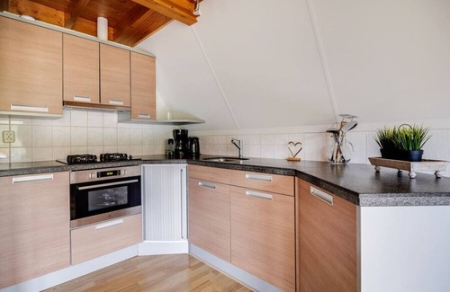 Zwiggelte House | Dunnock I Home with Fireplace in Surrounding Garden