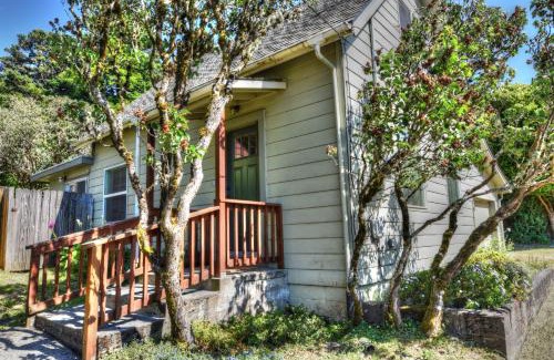 Port Orford House | Dunrovin Vintage Beach Cottage - 1 Bed 1 Bath Vacation home in Port Orford