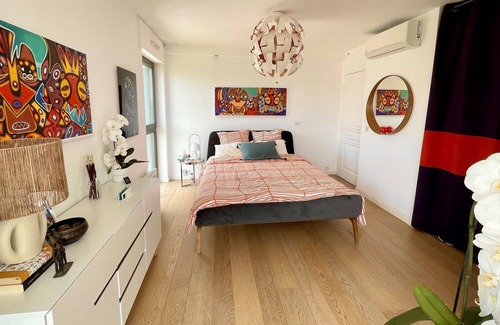 Montrouge Apartment | Duplex 115m2 Inondé de Soleil Avec Terrasse, Climatisation et Parking Privé