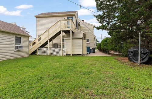 Stone Harbor House | Duplex, 2 blocks from beach, Internet, Central A/C, Deck, Off Street Parking and more!