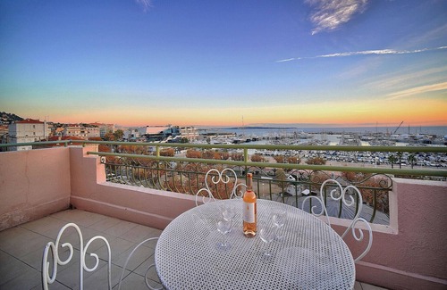 Cannes Old Town Apartment | DUPLEX EXCEPTIONNEL AVEC VUE MER A1B059