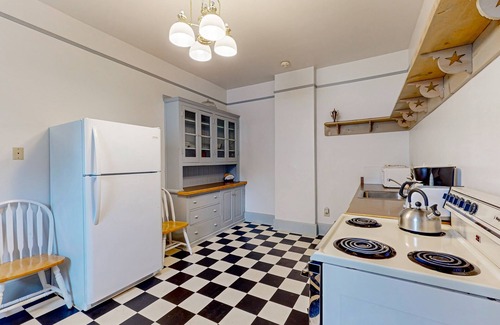 Coupeville House | Duplex home with front porch & Admiralty Bay view, steps to Fort Casey SP