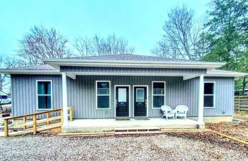 Mid America House | Duplex Lakeview A - 10 Minutes to Oaklawn Racing & Gaming