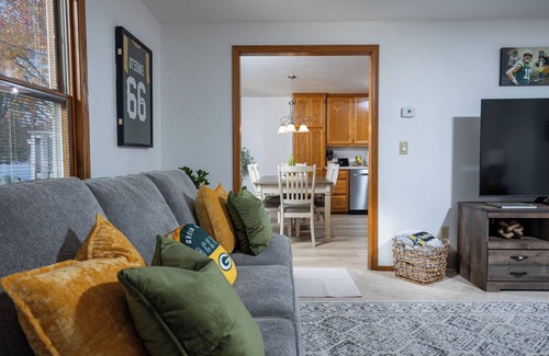 Green Bay House | Duplex Near Lambeau Field and Public Park around the corner!