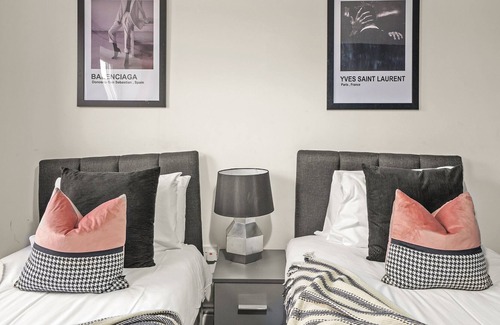 Bristol City Centre Apartment | Duplex! Penthouse! Private Rooftop! Location!