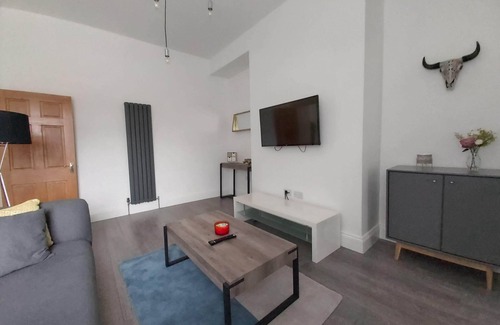 Sunderland House | Dwell Living Sleeps 4 with free parking wifi, smart TV