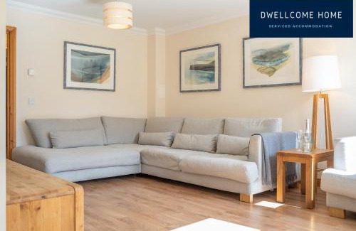 Aberdeen House | Dwellcome Home Ltd 5 Double Bedroom 3 Bathroom House Free Driveway Parking, 637 Mbps WIFI, Ideal for Long Term Contractor, etc Stays, Regular Housekeeping Option - See Our Site for Assurance