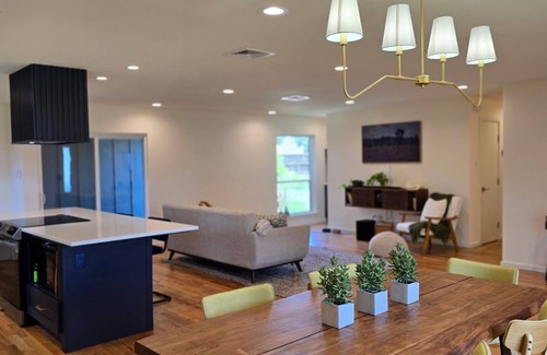 Dallas House | DwellHaus: Xtended stay, 3B, 2.5Ba, big yard, dog friendly, quiet cul-du-sac