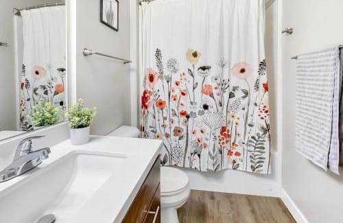 Downtown Des Moines Apartment | Dwntwn 1br Haven - Hot Tub!