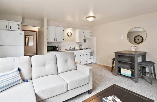 Cliff - Cannon Apartment | Dwntwn / Blocks to Hospitals / Kitchen / WIFI / TV