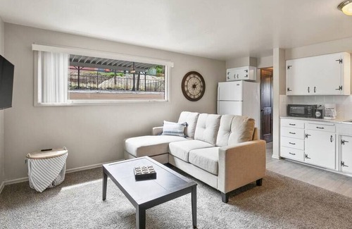 Cliff - Cannon Apartment | Dwntwn / Blocks to Hospitals / Kitchen / WIFI / TV