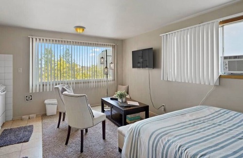 Cliff - Cannon Apartment | Dwntwn / Walk To Hospitals / Kitchen / WIFI & TV