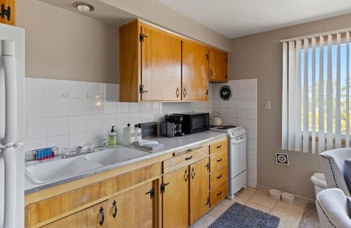 Cliff - Cannon Apartment | Dwntwn / Walk To Hospitals / Kitchen / WIFI & TV
